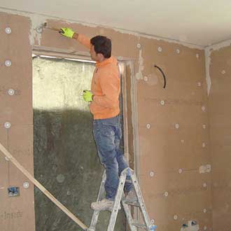 Thermal insulating wall with wood fiber