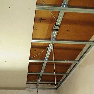 False ceiling with high acoustic displacement