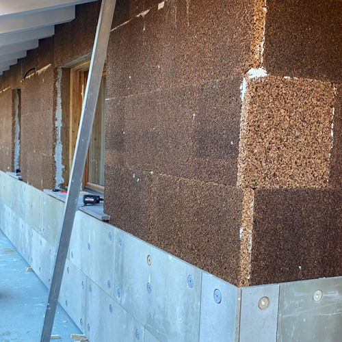 Cappotto in sughero biondo CorkPanels e copertura in cementolegno